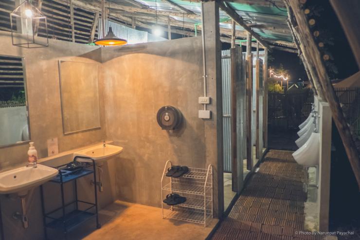 โซนห้องน้ำชายที่ CAMP Chiang Mai