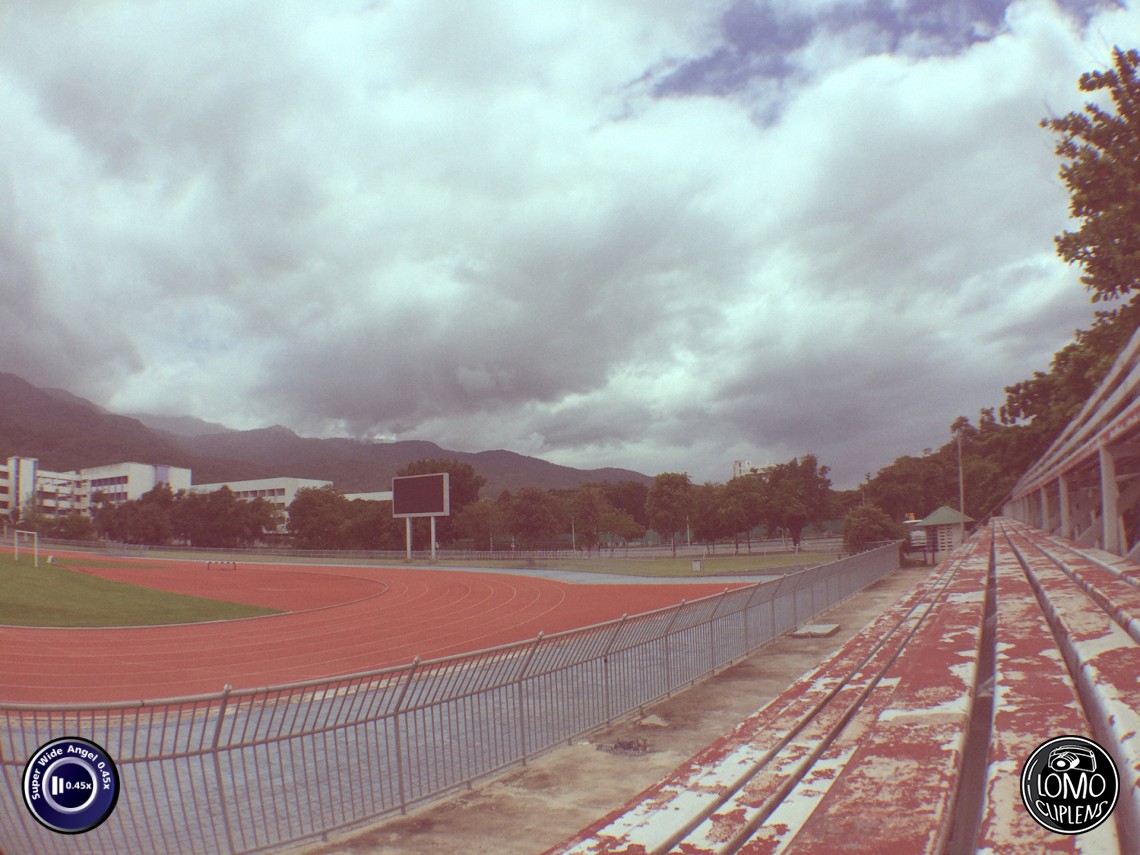 เกาะขอบสนามฟุตบอล มช  ประเภทเลนส์ Super Wide Angle 0.45x  อุปกรณ์ที่ใช้ถ่ายรูป Apple  รีวิวโดย SetUp