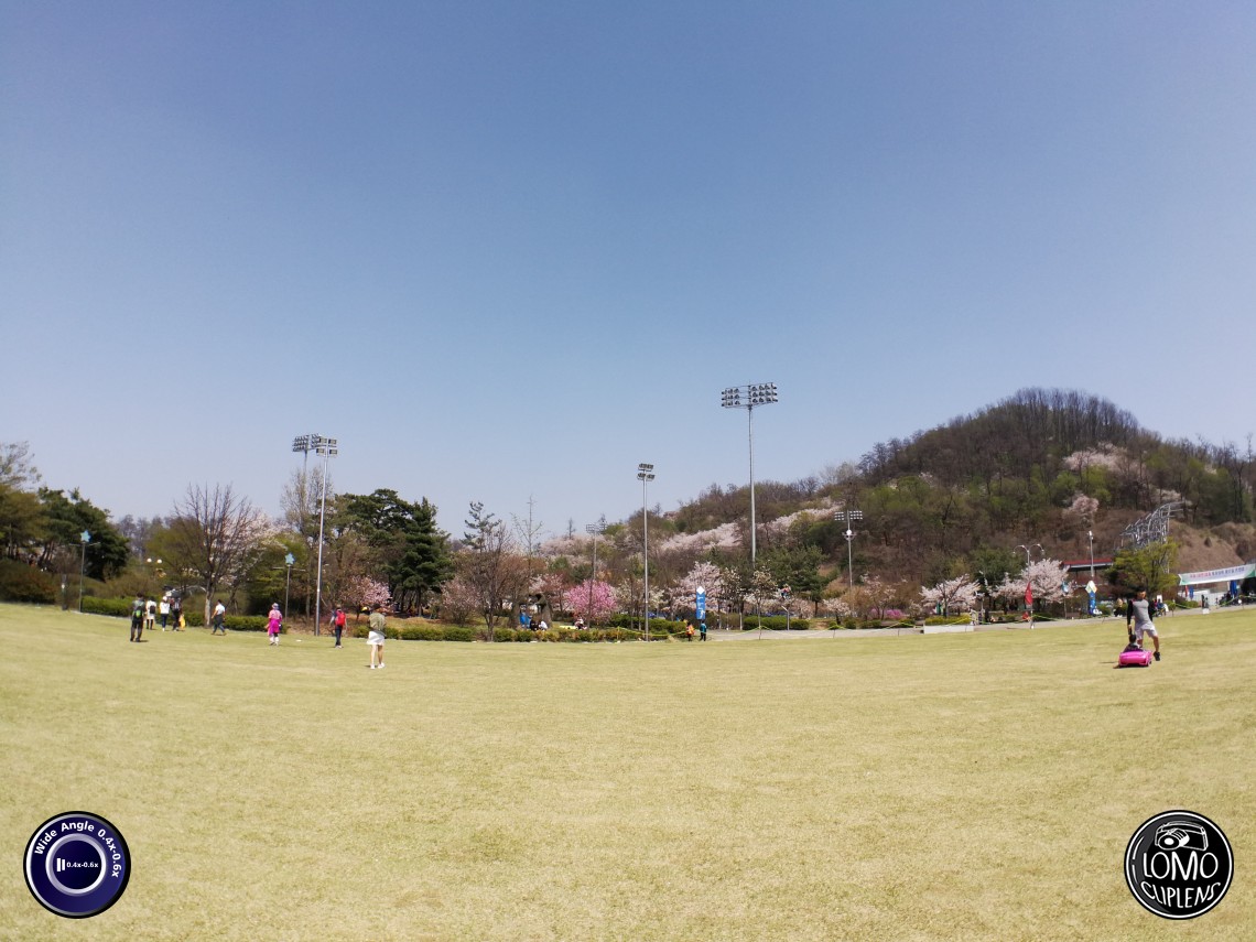 พอถึงวันหยุดคนเกาหลีก็จะออกมานั่งปิ๊กนิก ชมดอกซากุระกันเต็มไปหมดเลย @Bucheon Stadium  ประเภทเลนส์ Wide Angle 0.4x - 0.6x  อุปกรณ์ที่ใช้ถ่ายรูป Huawei >> Mate 9  รีวิวโดย Minnie