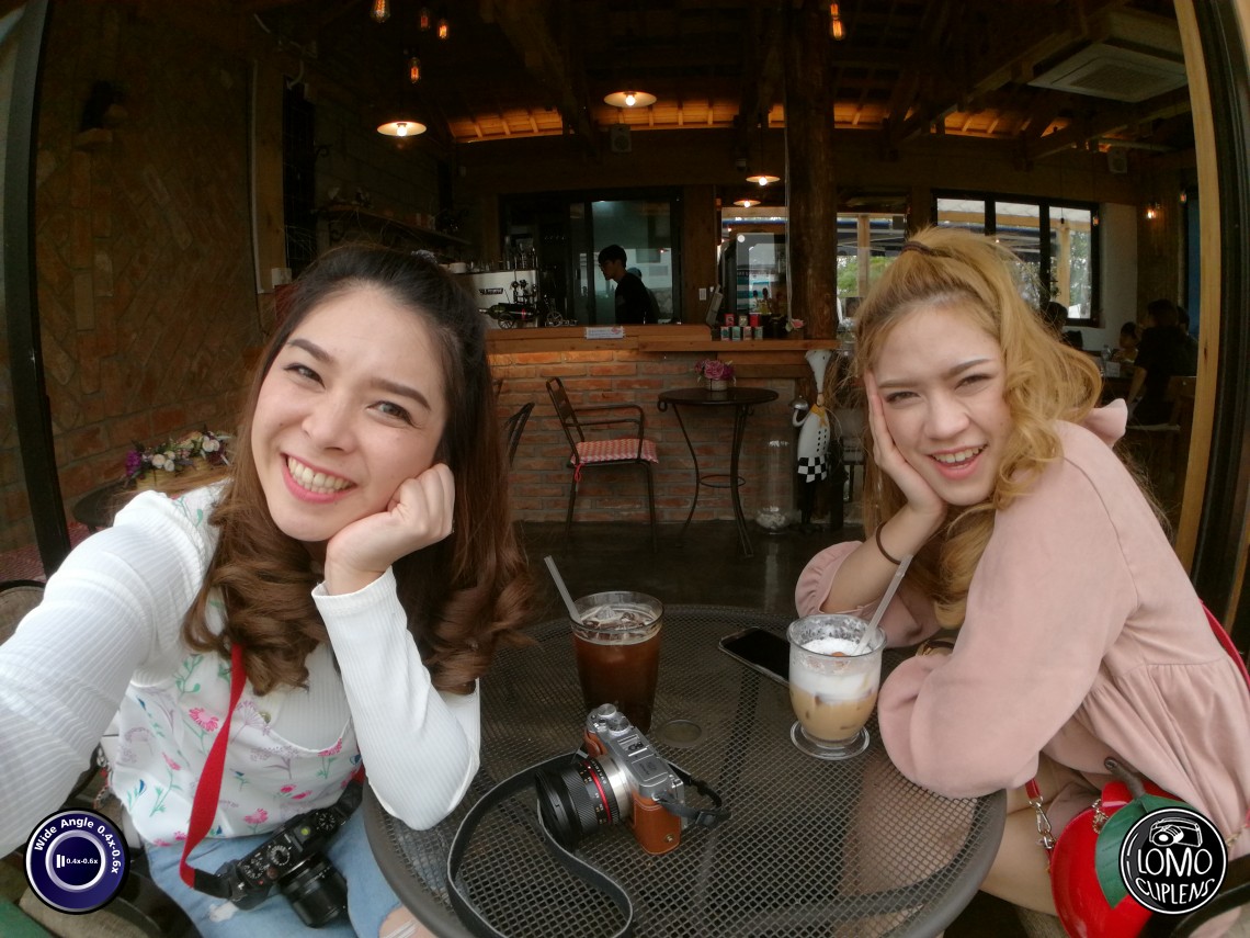 จิบกาแฟยามบ่ายอากาศเย็นสบาย ที่หมู่บ้านศิลปะ กรุงโซล เกาหลีใต้  ประเภทเลนส์ Wide Angle 0.4x - 0.6x  อุปกรณ์ที่ใช้ถ่ายรูป Huawei >> Mate 9  รีวิวโดย Minnie