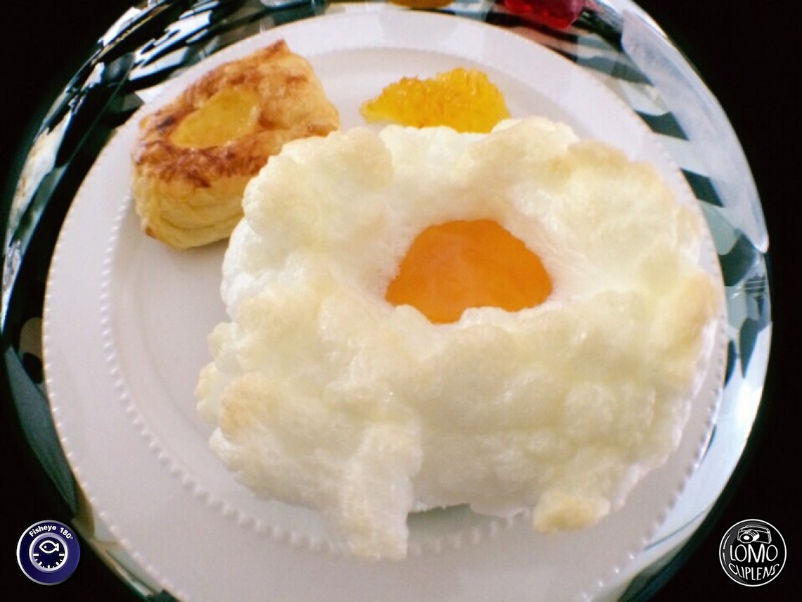 มื้อเช้าวันหยุด ซูเฟล่ไข่ดาว ทานคู่กับพายและแยมส้ม สดชื่นมากเลยค่ะ  ประเภทเลนส์ Fisheye 180°