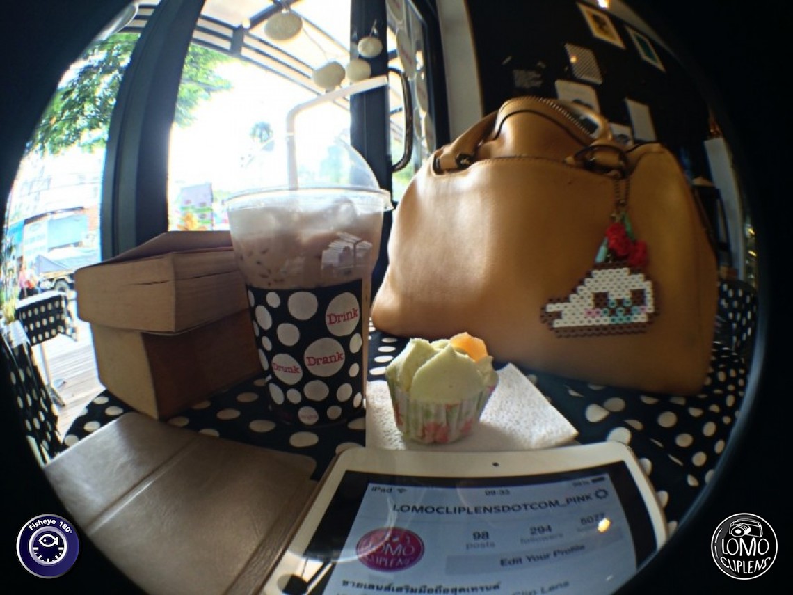 เช้าๆนั่งจิบกาแฟ ฟังเพลงเบาๆ ถ่ายรูปเพลินๆ มันดีอ่ะ  ประเภทเลนส์ Fisheye 180°