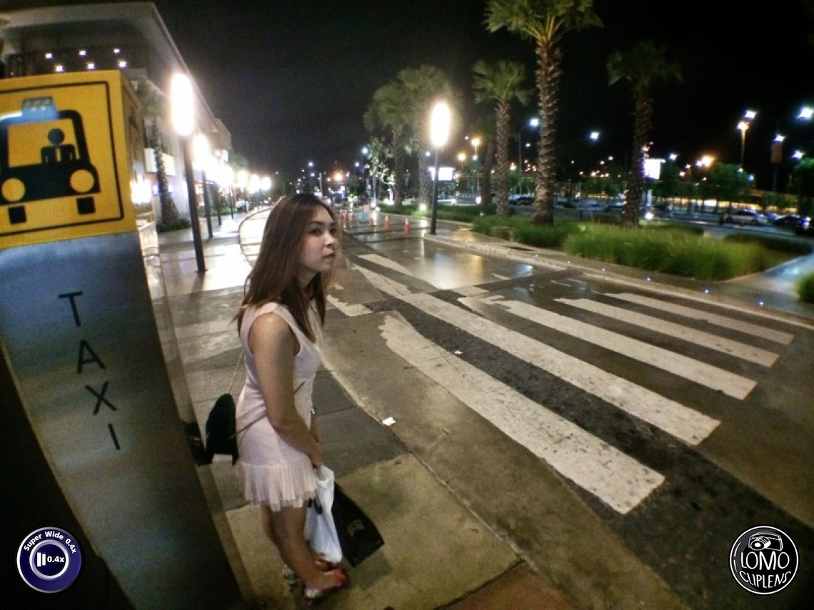 Wating for a taxi  ประเภทเลนส์ Super Wide 0.4x