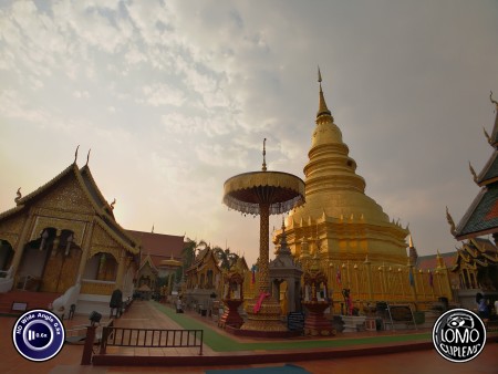 วิวยามเย็นสวยๆ พระธาตุหริภุญชัย จ.ลำพูน  ประเภทเลนส์ Wide Angle 0.6x HD  อุปกรณ์ที่ใช้ถ่ายรูป Huawei >> Mate 9  รีวิวโดย Minnie