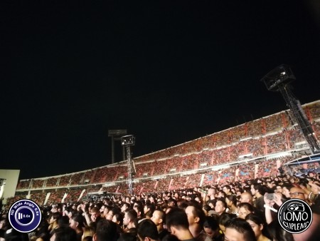 แวะมาดู Coldplay คนเยอะมากๆ  ประเภทเลนส์ Wide Angle 0.6x HD  อุปกรณ์ที่ใช้ถ่ายรูป Huawei >> P10  รีวิวโดย SetUp