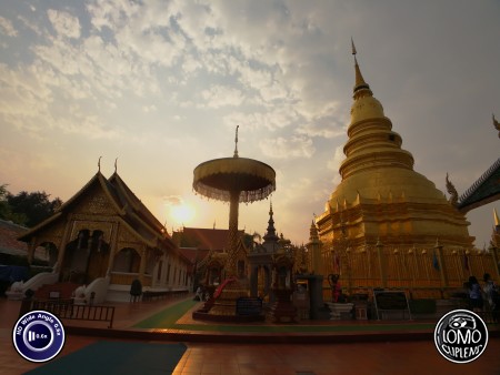 วิวยามเย็น พระธาตุหริภุญชัย จ.ลำพูน  ประเภทเลนส์ Wide Angle 0.6x HD  อุปกรณ์ที่ใช้ถ่ายรูป Huawei >> Mate 9  รีวิวโดย Minnie