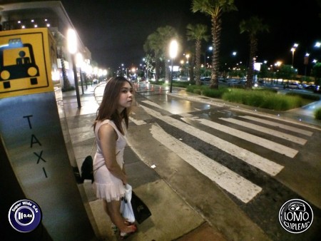 Wating for a taxi  ประเภทเลนส์ Super Wide 0.4x