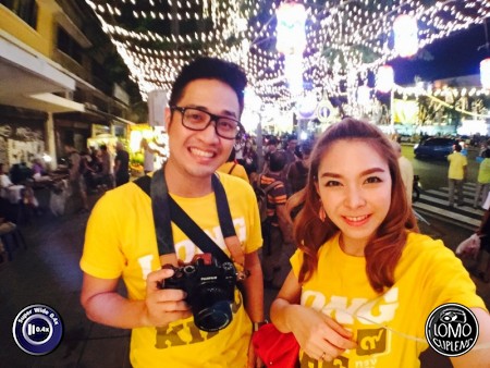 มาเดินชมไฟที่ถนนราชดำเนินค่ะ เซลฟี่เก็บบบรยากาศซะหน่อย  ประเภทเลนส์ Super Wide 0.4x